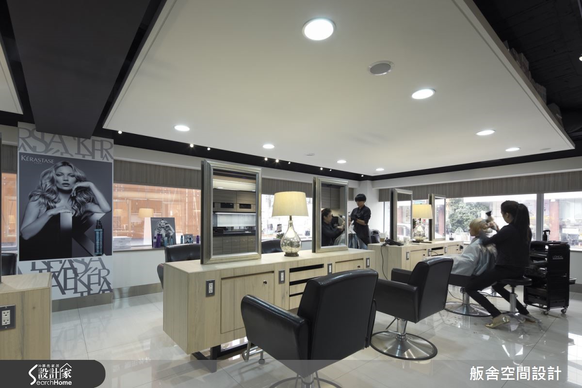 位於北市的 55 坪髮廊,在室內設計師的規劃下,以東方